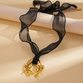 Collier long doré à pendentif léopard