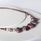 COLLIER DE PERLES EN CÉRAMIQUE EN FORME DE PAVÉ