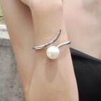 BRACELET IN METAL AND PEARLS WITH GEOMETRIC CUFF 