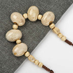 COLLIER DE PERLES EN CÉRAMIQUE EN FORME DE PAVÉ
