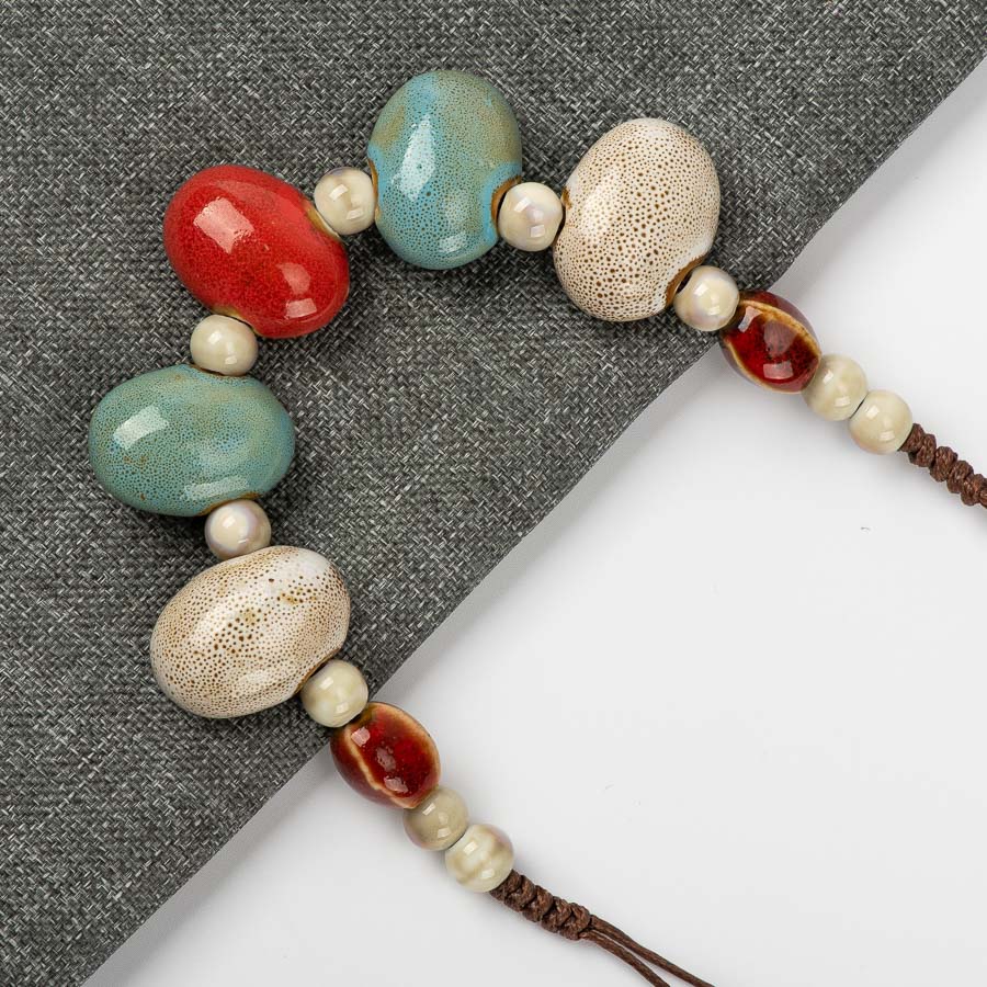 COLLIER DE PERLES EN CÉRAMIQUE EN FORME DE PAVÉ