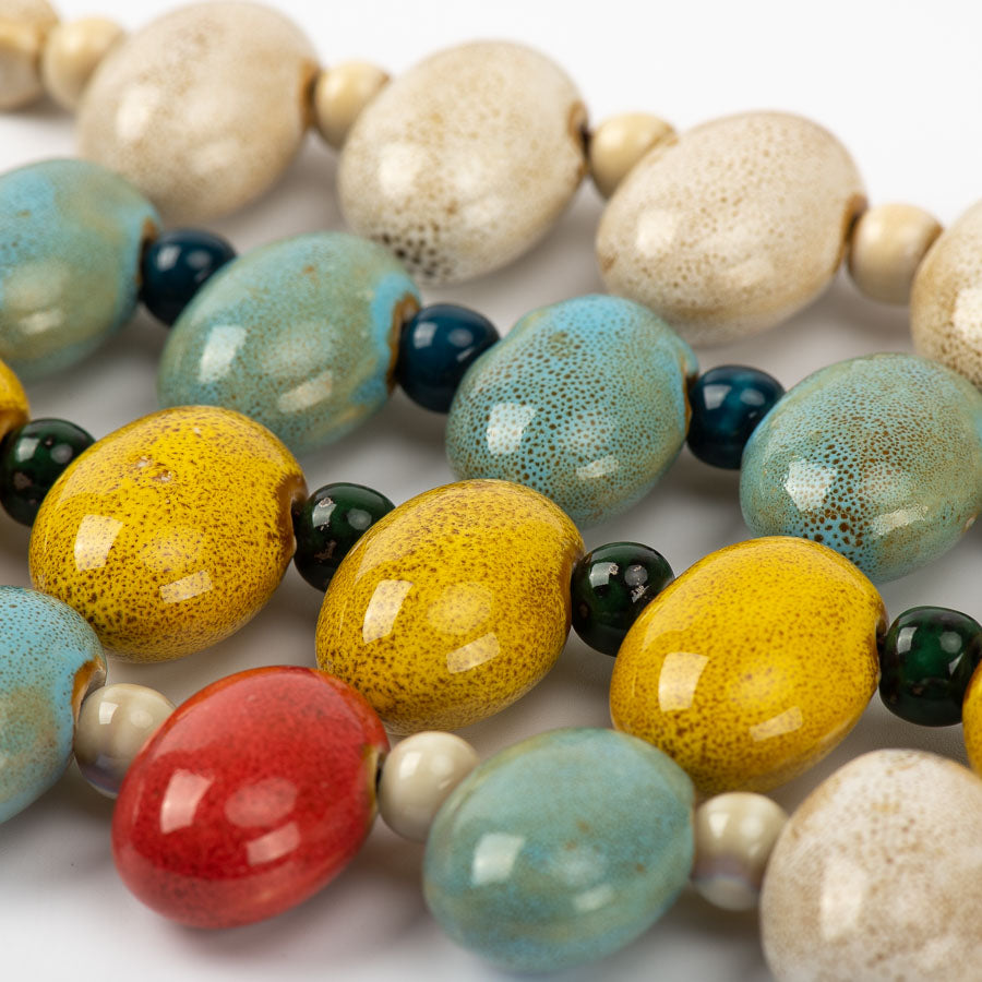 COLLIER DE PERLES EN CÉRAMIQUE EN FORME DE PAVÉ