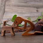 SCULPTURE DE CHIEN EN BOIS FAIT A LA MAIN